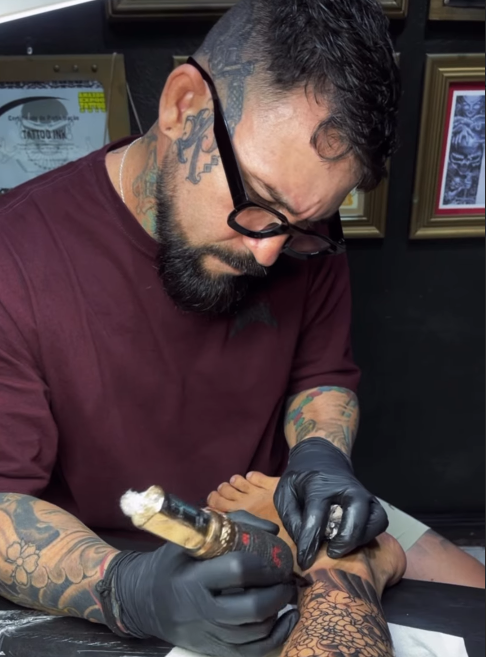 Ralph, tatuador do Tattoo Ink Manaus, em seu estúdio